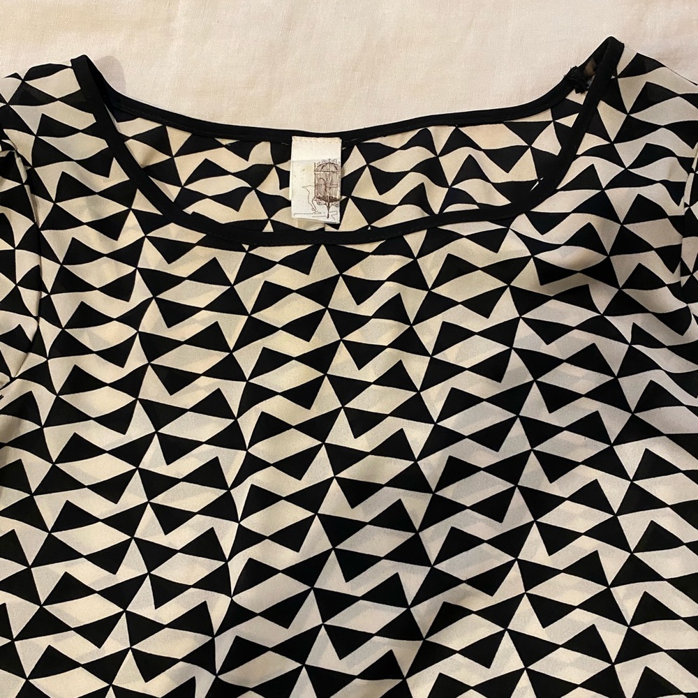Geometric patterned top - Picture 8 of 8